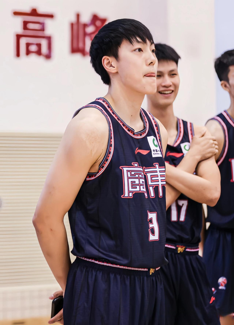 kaiyun-关于赛地聚焦——CBA季后赛清晨热度飙升;广东宏远战术微调;球迷炸锅;赛程密集仍需轮换的信息